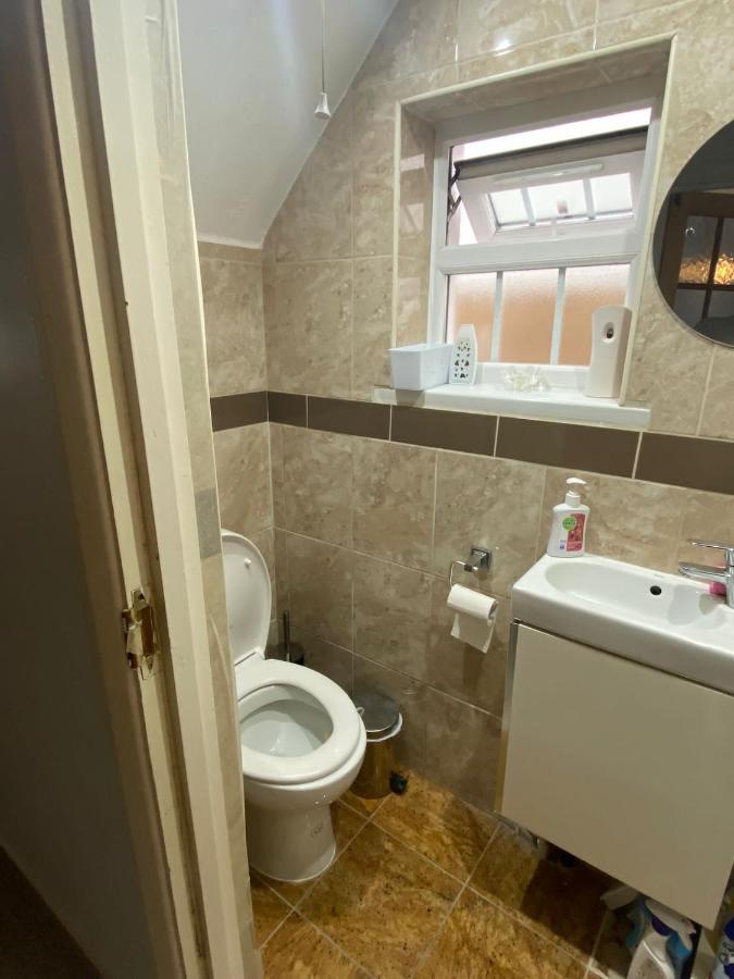 Comfortable Single Bedroom With Free On Site Parking Kingston upon Thames  Ngoại thất bức ảnh