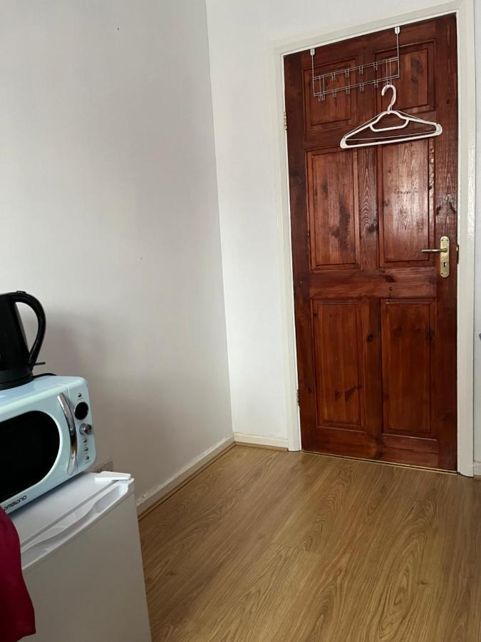 Comfortable Single Bedroom With Free On Site Parking Kingston upon Thames  Ngoại thất bức ảnh